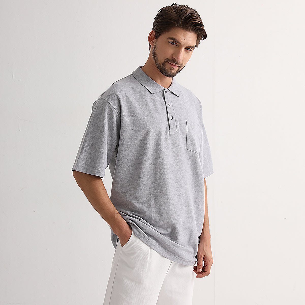 cotton blend polo shirt in grey, model in action – ISUSI