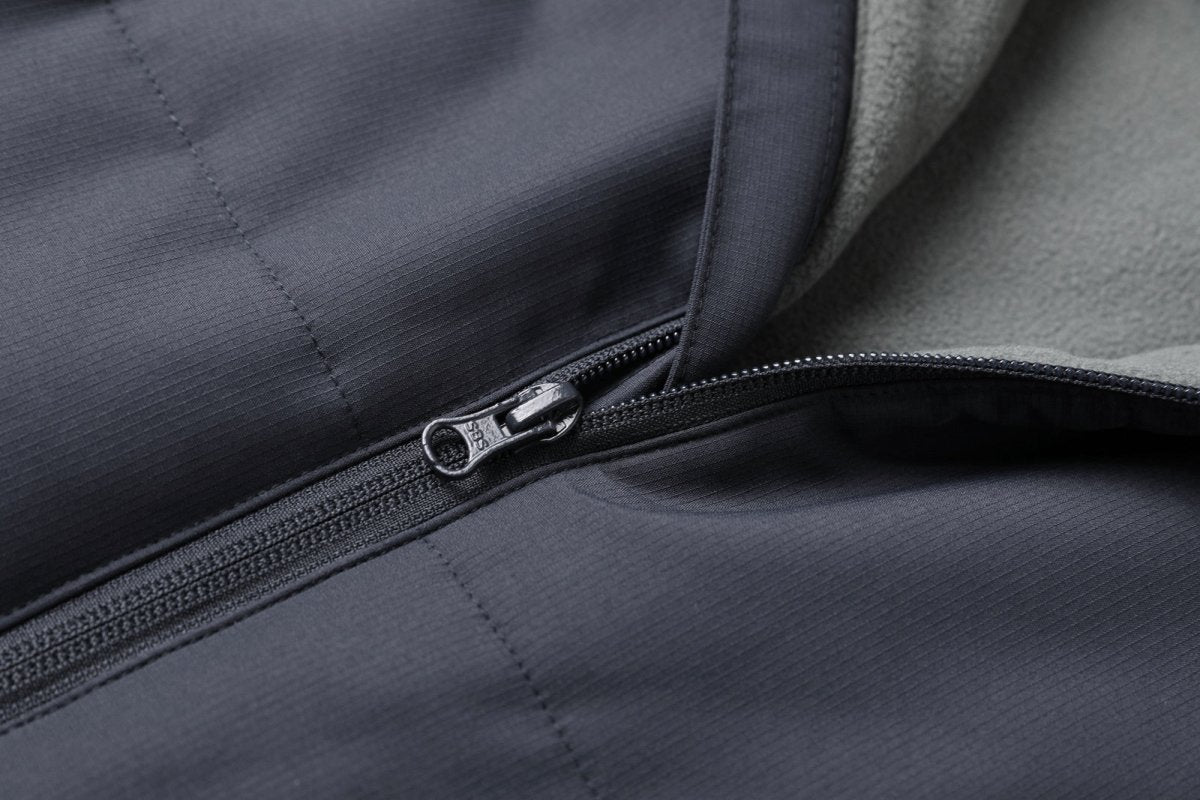 essential puffer vest zipper detail close-up – ISUSI