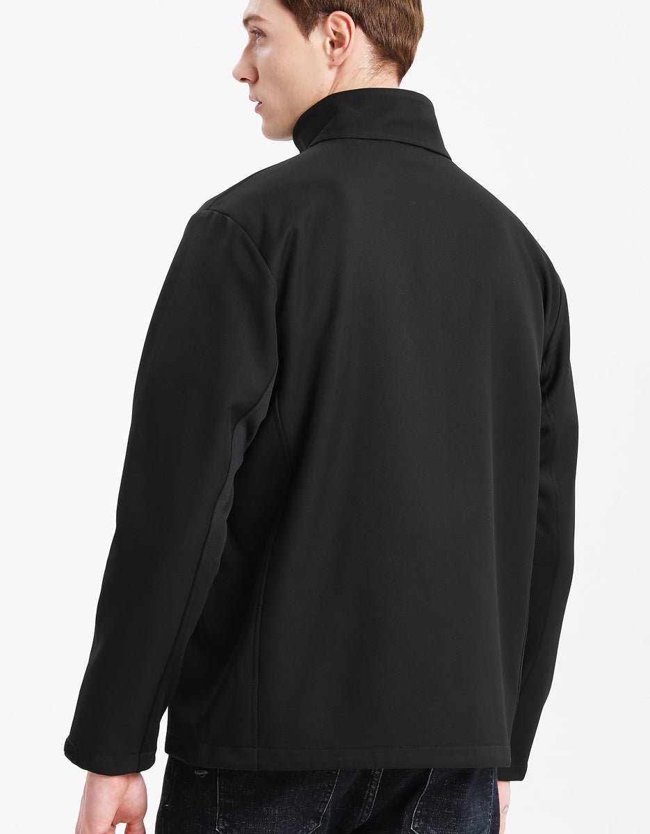 "core softshell jacket in black, model back – ISUSI"