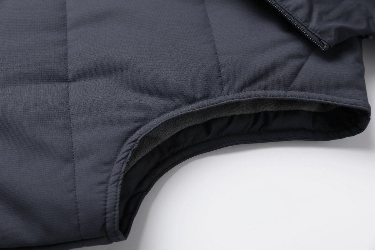 "essential puffer vest side detail close-up – ISUSI"