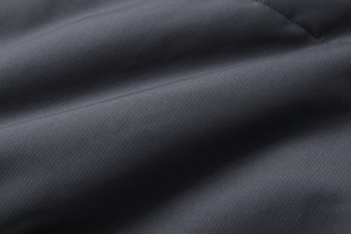 "essential puffer vest fabric texture close-up – ISUSI"