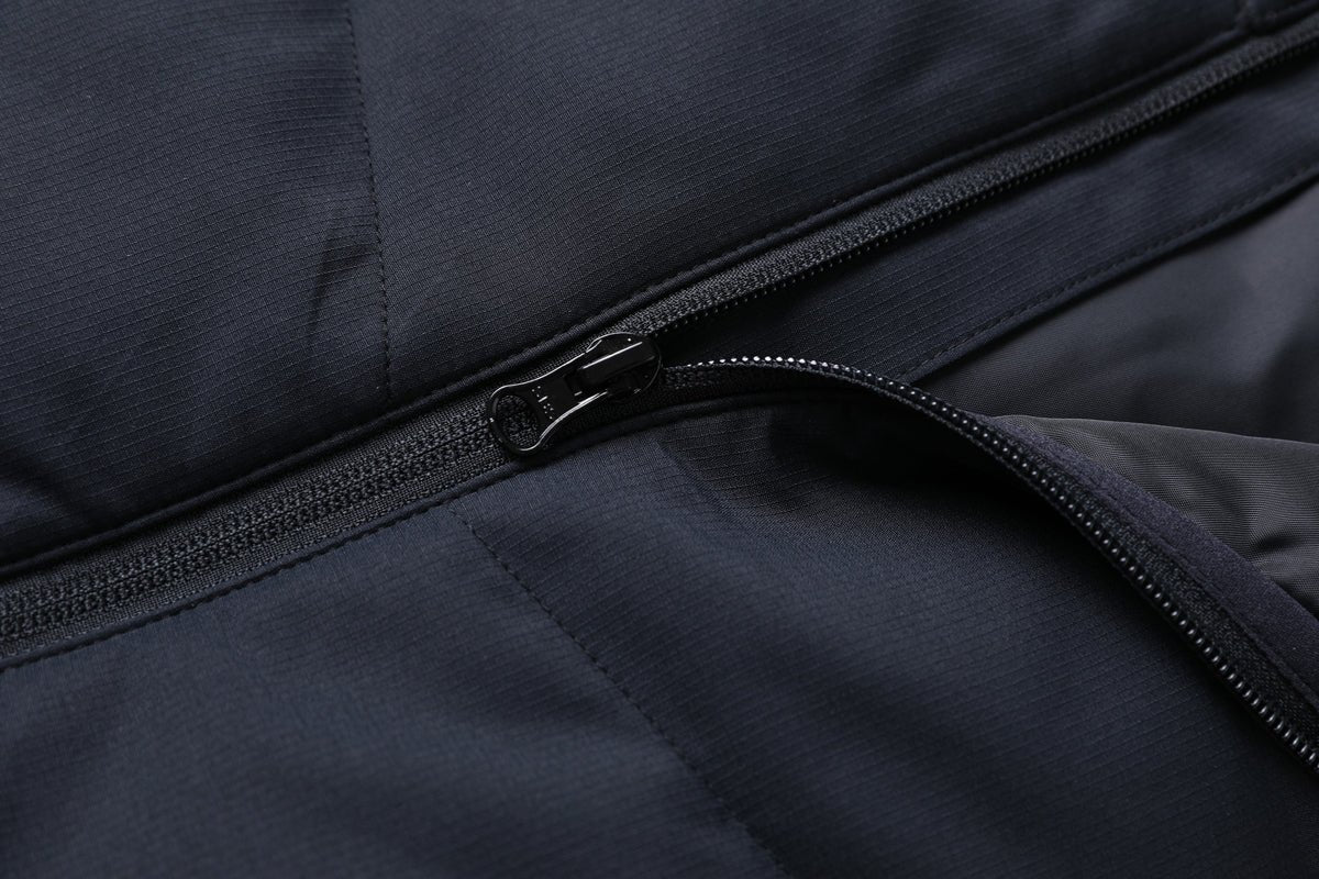 "elite puffer vest zipper detail close-up – ISUSI"