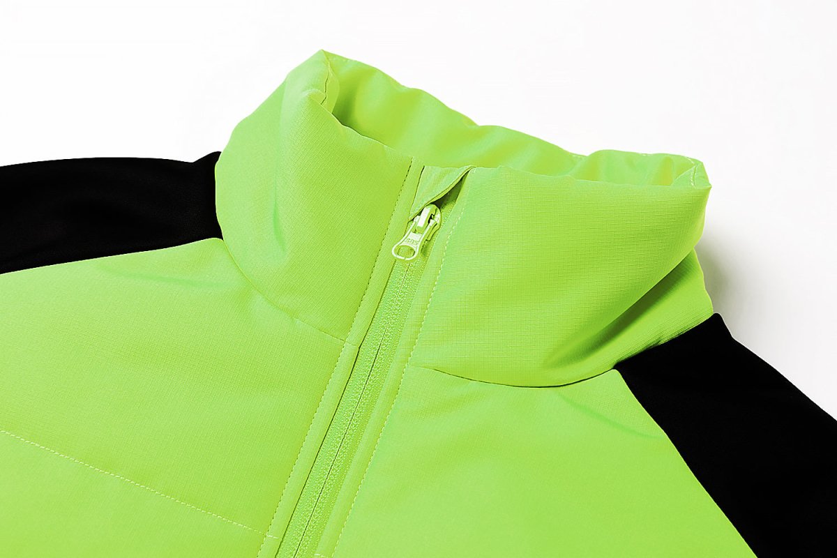 "strike puffer vest collar detail close-up – ISUSI"