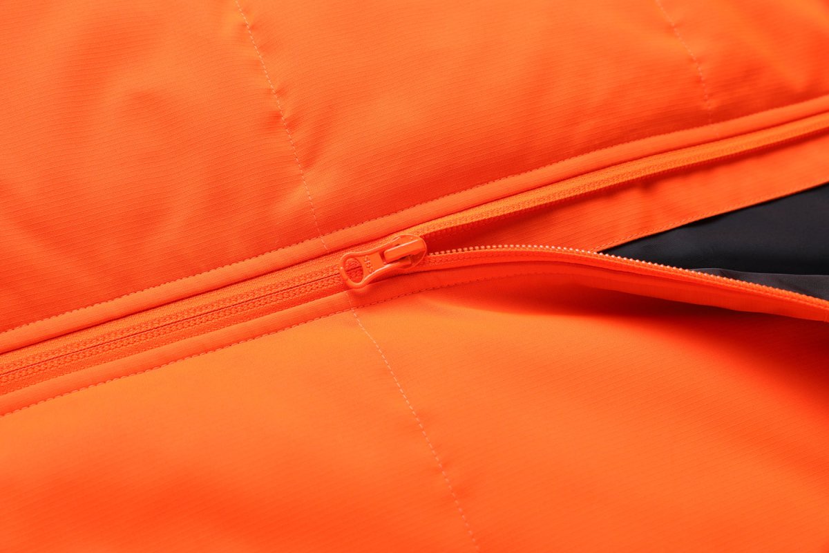 "strike puffer vest zipper detail close-up – ISUSI"