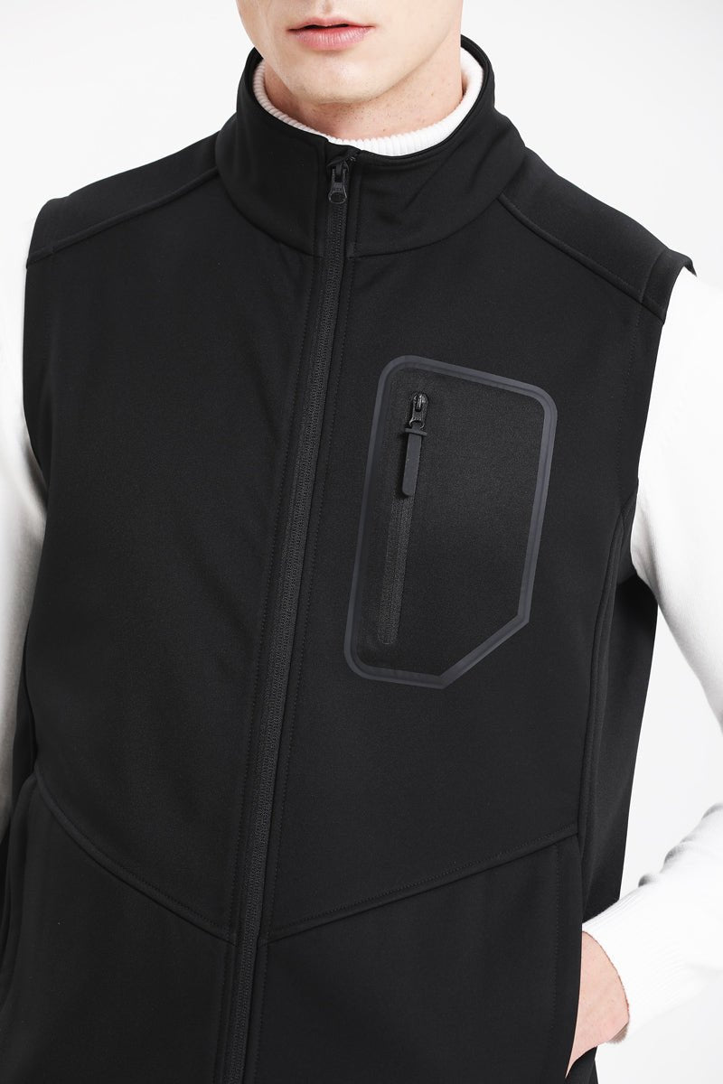 "i.t. softshell vest in black, model side – ISUSI"