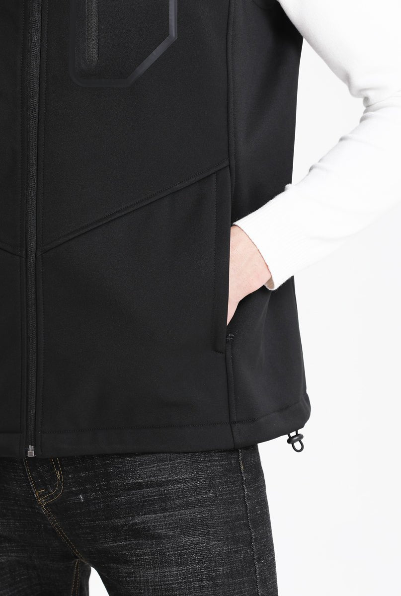 "i.t. softshell vest in black, model in action – ISUSI"