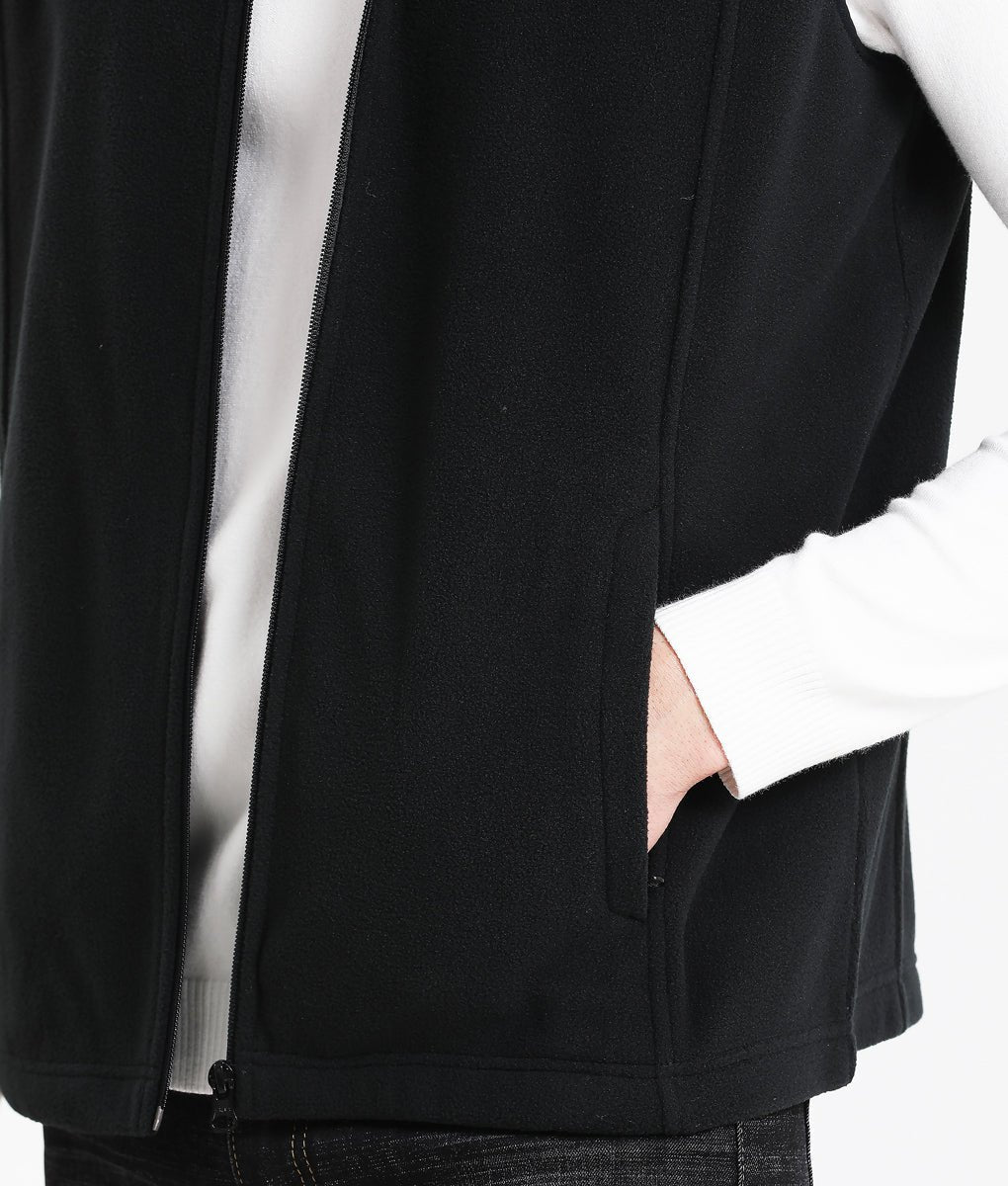 "easy fleece vest in black, model posed – ISUSI"