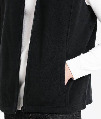 "easy fleece vest in black, model posed – ISUSI"