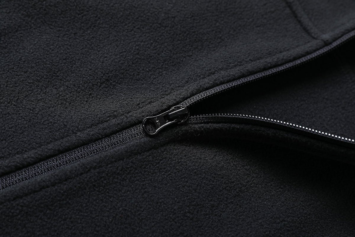 "easy fleece vest zipper detail close-up – ISUSI"